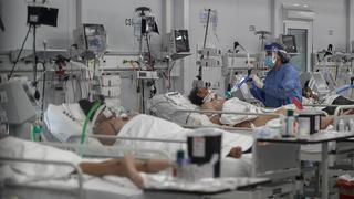 Médicos y enfermeros están al borde del colapso por el estrés y la amenaza de contagio en Argentina | FOTOS