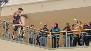 ¡El salto a la victoria! Luchador se lanza del segundo piso de un centro comercial para vencer a sus contrincantes