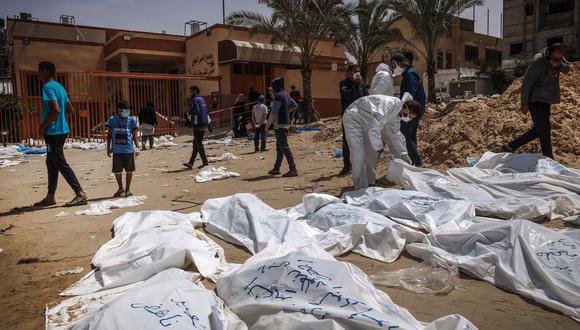 Personas y trabajadores sanitarios desentierran cadáveres encontrados en el Hospital Nasser de Jan Yunis, en el sur de la Franja de Gaza, el 23 de abril de 2024. (Foto de AFP)
