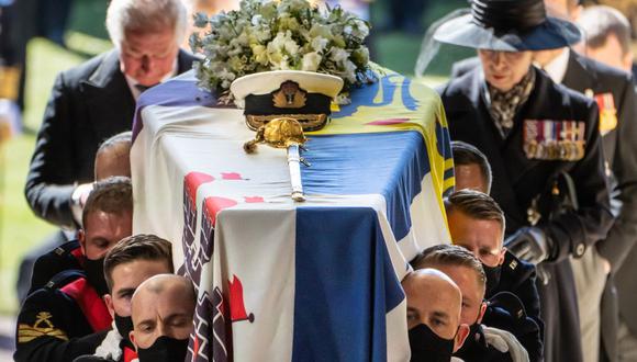 Los portadores del féretro llevan el ataúd del príncipe Felipe de Gran Bretaña, duque de Edimburgo, seguido por miembros de la familia real dentro de la Capilla de San Jorge, en el Castillo de Windsor. (Foto de Danny Lawson / POOL / AFP).