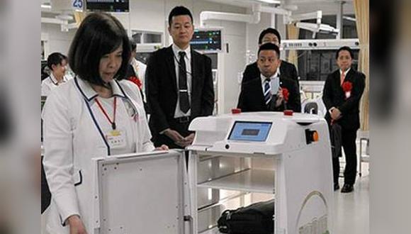 El sistema robótico está compuesto por cuatro vehículos autónomos que llevan y traen material médico para doctores y enfermeras. (Foto: Gentileza Asahi Shinbum)