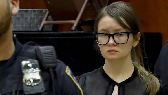 En esta foto de archivo del jueves 4 de abril de 2019, Anna Sorokin es escoltada a una sala de audiencias después de un receso en su juicio en la Corte Suprema del Estado de Nueva York. (Foto: AP/Richard Drew).