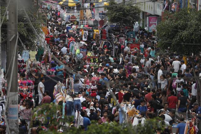 El emporio comercial de Gamarra esta abarrotado de compradores. (Foto: Renzo Salazar / GEV)