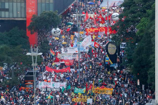 Ciudadanos se movilizan en una jornada de manifestaciones contra el presidente de Brasil, Jair Bolsonaro, y en rechazo a sus políticas de contención de la pandemia de covid-19, en Sao Paulo. (EFE/ Fernando Bizerra).