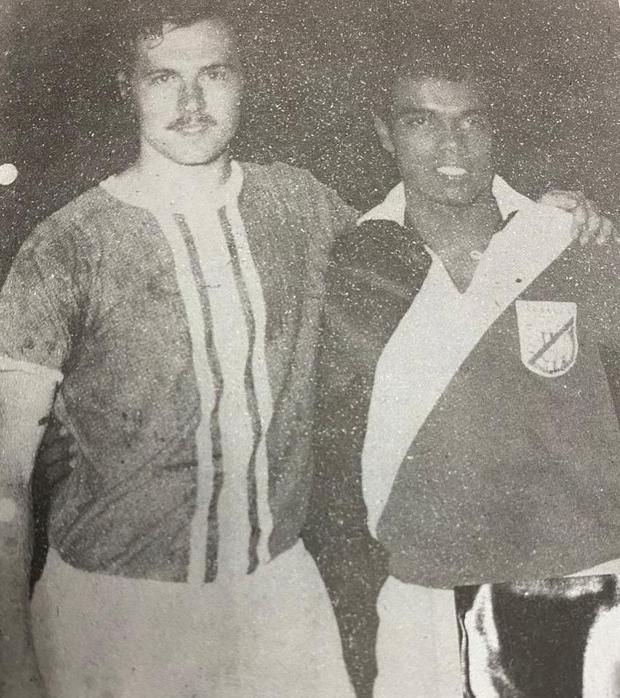 Beckenbauer y Cubillas. En el once de todos los tiempos del fútbol mundial, ambos están en la lista. Aquel Muni-Alianza. FOTO: La Crónica.
