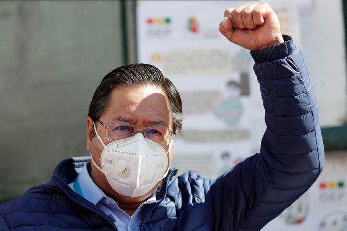 Luis Arce, candidato presidencial del partido Movimiento al Socialismo (MAS), levanta el puño tras votar durante las elecciones presidenciales de Bolivia en La Paz. (REUTERS/Ueslei Marcelino).