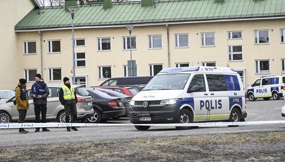 Agentes de la policía en el lugar del tiroteo en una escuela en Vantaa, Finlandia, este martes. Tres niños de doce años resultaron heridos en un tiroteo en la escuela, el sospechoso, también de 12 años, huyó del lugar pero luego fue arrestado. Foto: KIMMO BRANDT/EFE