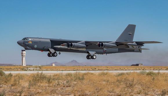 Un avión B-52H Stratofortress despega de la base de la Fuerza Aérea Edwards, California, con un arma de respuesta rápida AGM-183A, o ARRW, el 14 de mayo de 2022. (/Matt Williams / Reuters).