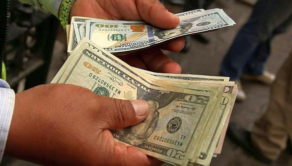 El dólar se alejó levemente de la banda cambiaria que permitiría la intervención del BCRA. (Foto: Reuters)