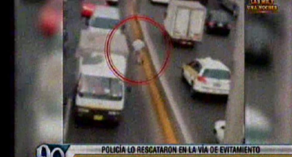 Anciano fue rescatado por dos policías. (Foto: 90 Segundos)