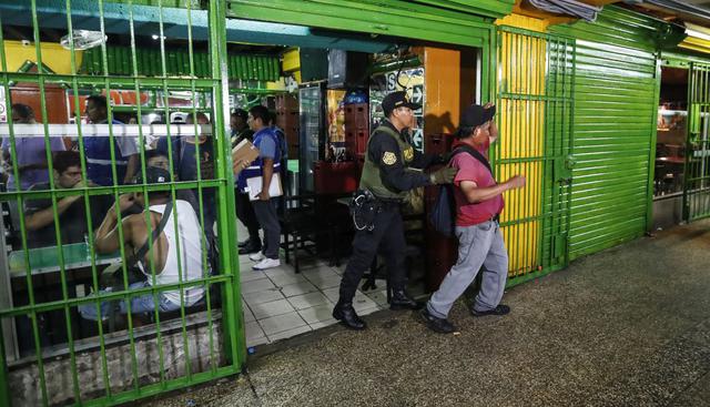 La comuna capitalina detalló que 500 policías, apoyados por 80 miembros del serenazgo, realizaron un control de identidad en locales nocturnos y en la vía pública. (Foto: Difusión)