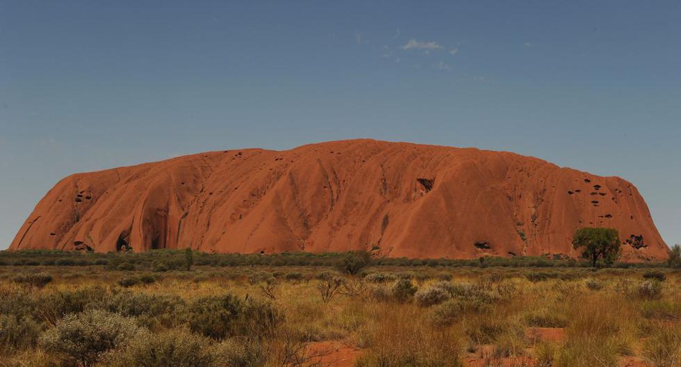 Muchos turistas piensan que escalar Uluru, también llamado Ayers Rock, es una de las cosas que hay que hacer cuando se visita Australia. (AFP)
