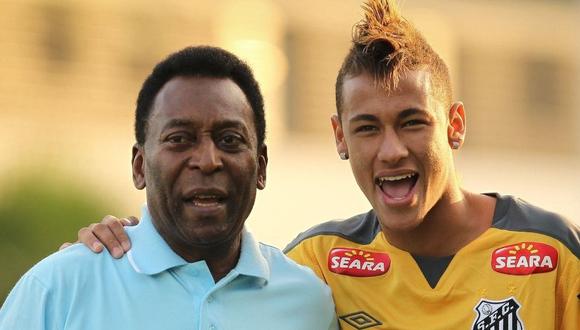 Pelé vistió la camiseta del Santos durante la mayor etapa de su carrera. Neymar debutó profesionalmente en el mismo club. Foto: Agencias.