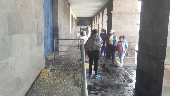 Las vendedoras lanzaron comida al municipio cusqueño donde llegaron exigiendo ser escuchadas por el alcalde d ela ciuidfad. Carlos Moscoso.