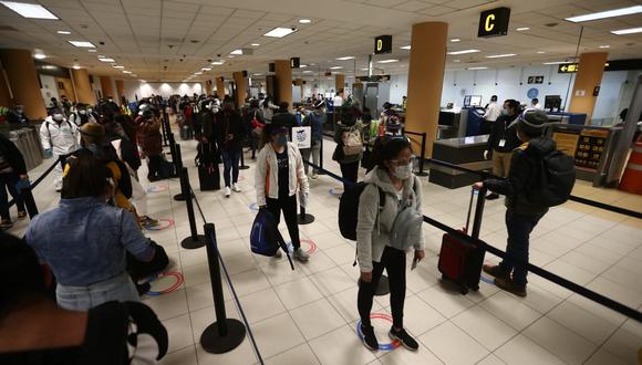 Se recomienda acudir al Aeropuerto Jorge Chávez tres horas antes de la salida de su avión para evitar aglomeraciones.(Foto: Jesús Saucedo / GEC)