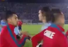 Uruguay vs Chile: el frío saludo entre Edinson Cavani y Gonzalo Jara | VIDEO 