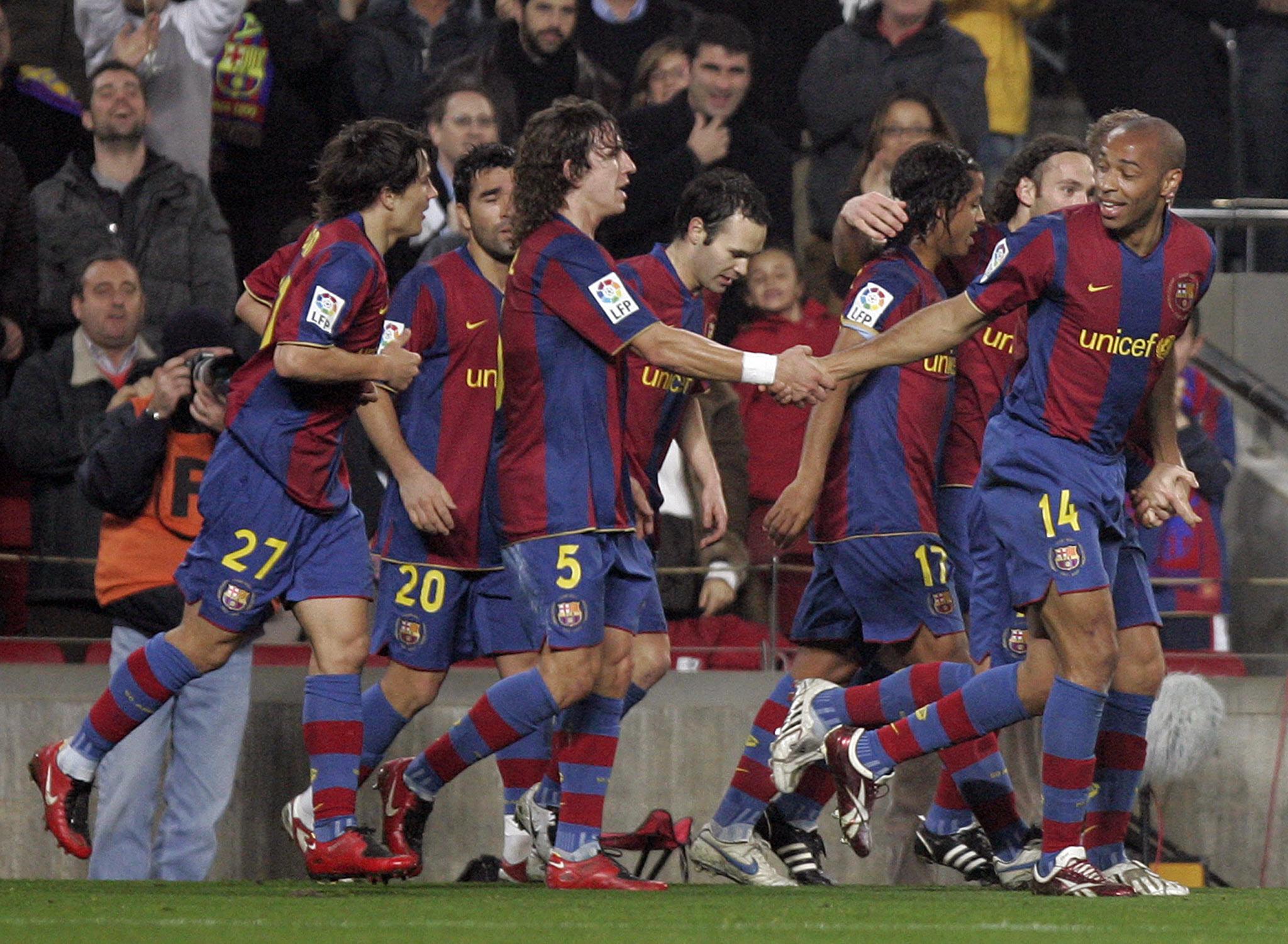 Carles Puyo y Giovani Dos Santos en un festejo en Barcelona 2008. (Foto: JOSEP LAGO / AFP)