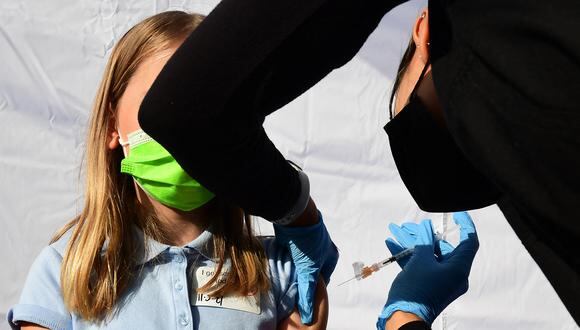 Un niño recibe una dosis de la vacuna Covid-19 de Pfizer en un evento de lanzamiento de vacunas escolares en Los Ángeles, California, el 5 de noviembre de 2021. (Foto: Frederic J. BROWN / AFP)
