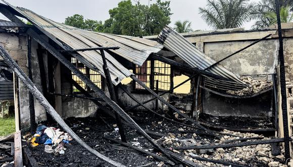 El dormitorio de la escuela que se incendió y dejó al menos 19 muertos en Mahdia, Guyana, el 22 de mayo de 2023. (Foto de Keno GEORGE / AFP)