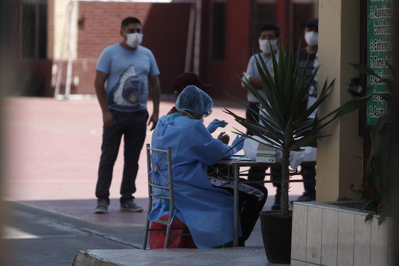 Agentes de la Comisaría de La Victoria, donde hay trece infectados de COVID-19, aseguraron a este Diario que en esa sede policial no se tomaron medidas preventivas cuando ya se sabía de un caso confirmado, el del suboficial fallecido. (Foto: Cesar Campos/GEC)