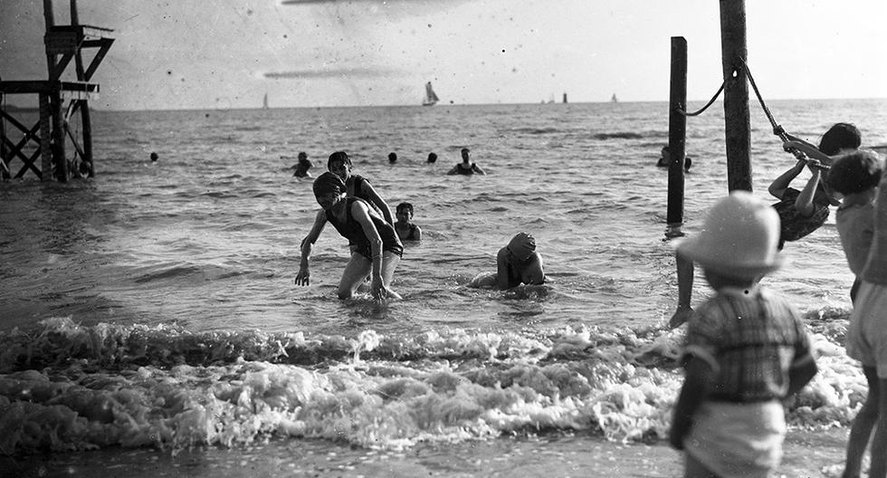 PERU, DECADA DE 1940

VERANEANTES DISFRUTAN DEL MAR EN UNA PLAYA DE LIMA.

FOTO: EL COMERCIO
