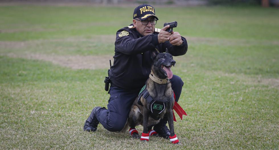 El Comandante PNP Justo Venero y July, la perrita de quien está a cargo. Foto: Hugo Pérez.