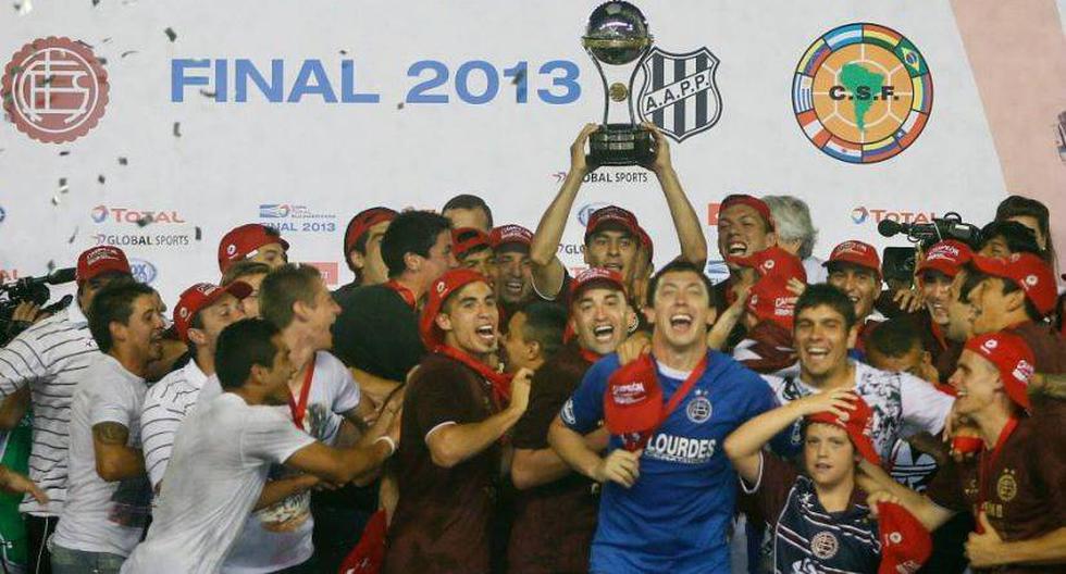 El plantel de Lan&uacute;s celebrando la obtenci&oacute;n de la Sudamericana 2013. (Foto: Facebook)