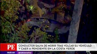 Miraflores: conductor salva de morir tras volcar su vehículo y caer a pendiente en la Costa Verde | VIDEO