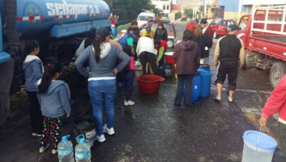 La restricci&oacute;n de agua potable oblig&oacute; a que la Gerencia Regional de Educaci&oacute;n suspenda las labores escolares el jueves 16, viernes 17 y lunes 20 en Arequipa. (Foto: Carlos Zanabria)
