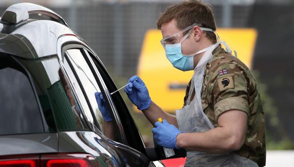 Un soldado del Regimiento Real Escocés 2 realiza pruebas de descarte de COVID-19 en un centro de pruebas en el aeropuerto de Glasgow. (Archivo/Andrew Milligan / POOL / AFP)