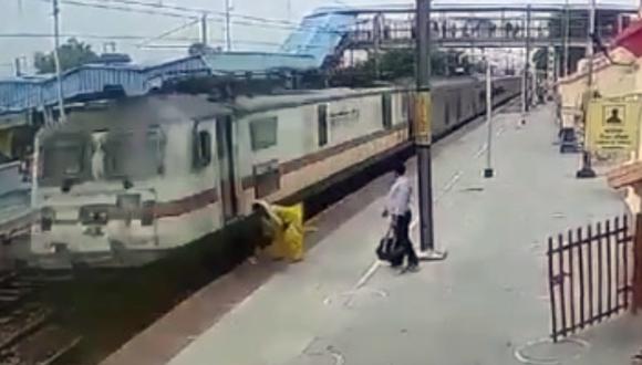 Una mujer se salvó dos veces de ser arrollada por un tren: video se viralizó en redes sociales. (Foto: @Sanjay_IRTS)