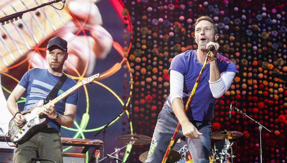 El vocalista de la banda Coldplay, Chris Martin (derecha) y el guitarrista Jonny Buckland en un concierto en Saint-Denis, Francia. (Foto: Geoffroy van der Hasselt/AFP)