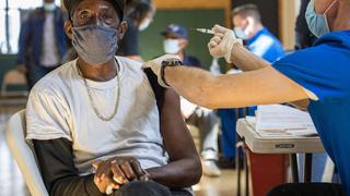 EE.UU. tiene ya 100 millones de personas vacunadas completamente contra el coronavirus