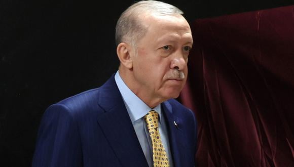 El presidente turco, Recep Tayyip Erdogan, camina para ir a votar en Estambul, el 31 de marzo de 2024. (Foto de Murat KULA / SERVICIO DE PRENSA PRESIDENCIAL TURCO / AFP)