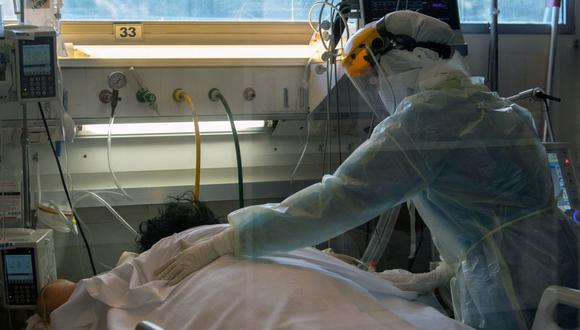 Personal de salud revisa a un paciente de coronavirus covid-19 en una Unidad de Cuidados Intensivos (UCI) de un hospital privado de Montevideo, Uruguay. (Foto de Pablo PORCIUNCULA / AFP).