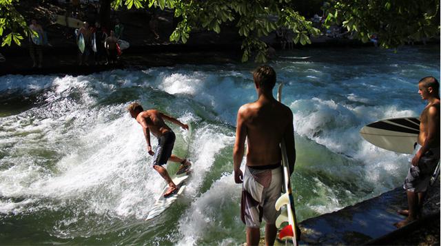 Surfistas llegan a Munich para correr olas en un río artificial - 1