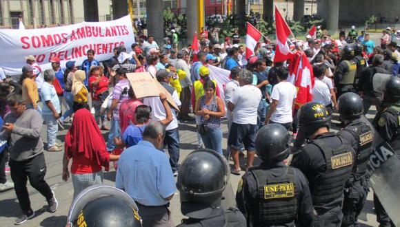 Piura: ambulantes se enfrentan con policías en protesta por reordenamiento de mercado