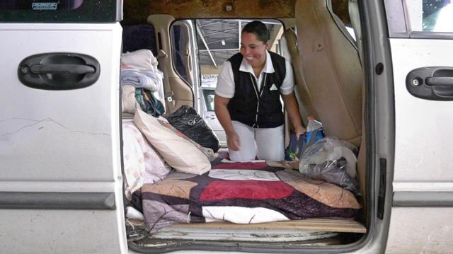 Silvia Rosas Saucedo, enfermera que atiende en el hospital público de México, decidió acondicionar su camioneta y convertirla en su “casa” de manera temporal durante la pandemia. (Foto: ElCincoMX)