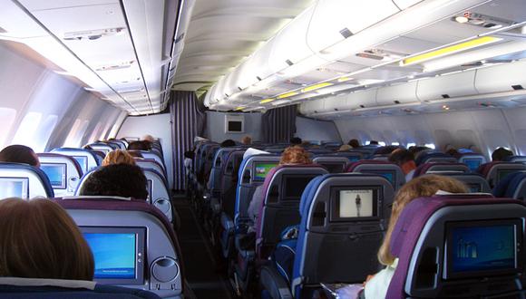 Aerolínea recomienda "no dejar cadáveres" en el baño del avión