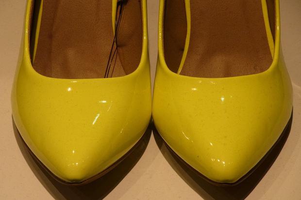 Un par de zapatos amarillos destacarán tu look (Foto: Pixabay)