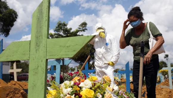 Valcenir Alves Ferreira, 53, reacciona durante el entierro de su tía Vacilda Pereira Queiroz, 73, quien falleció por la enfermedad del coronavirus (COVID-19) en el hospital 28 de Agosto, en el cementerio Parque Taruma en Manaus, Brasil. (Foto: REUTERS / Bruno Kelly).