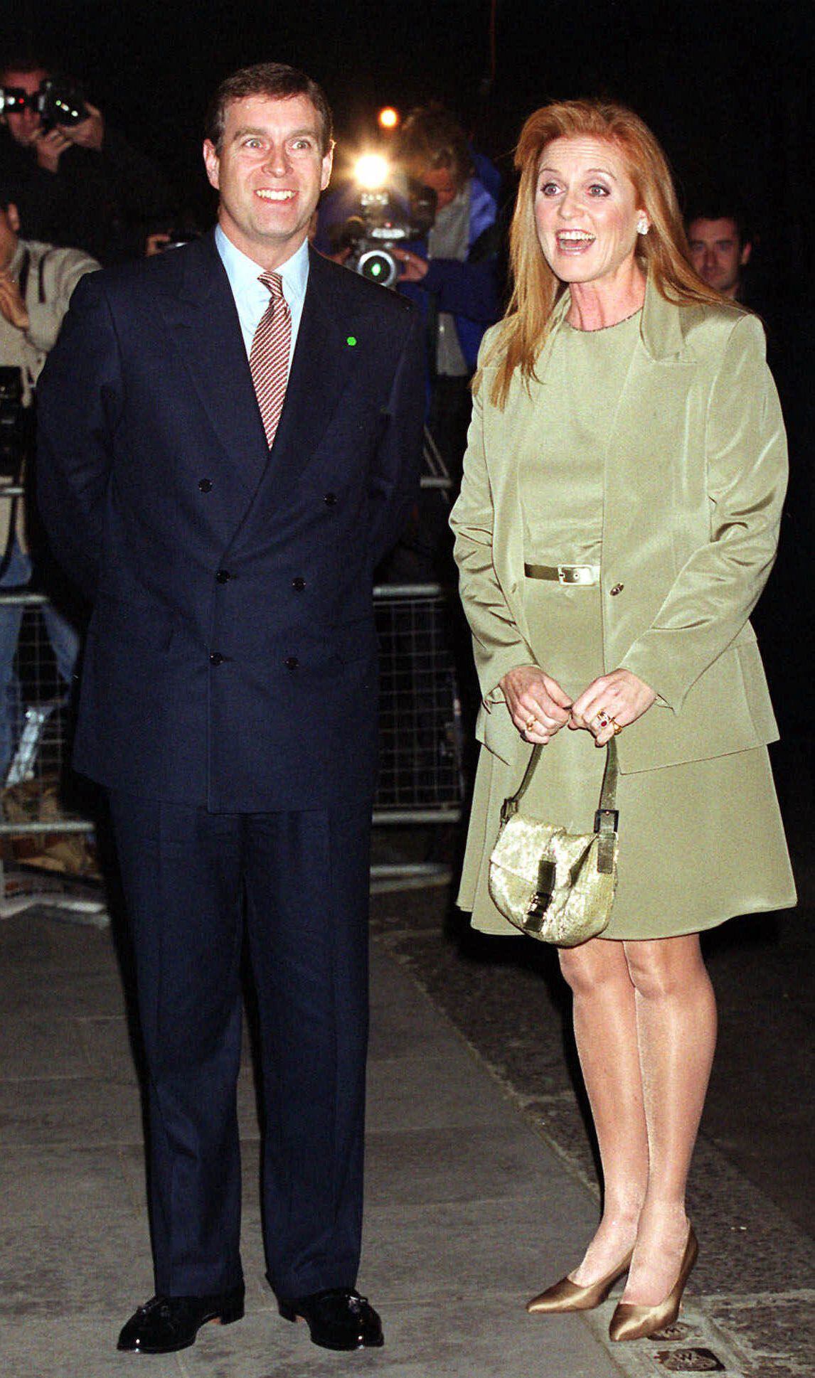 Andrés de York junto a su entonces esposa, la duquesa de York Sarah Ferguson, tras su llegada al hotel Blakes, en Londres, el 12 de octubre de 1999. (AP)