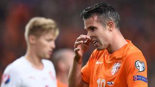 Van Persie marcó autogolazo en noche trágica de Holanda (VIDEO)