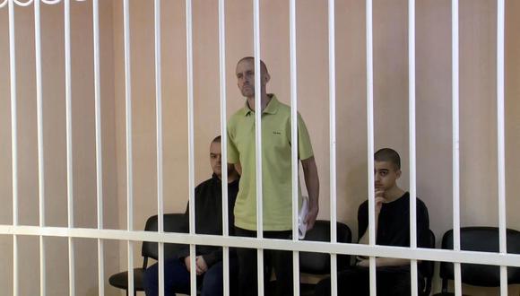 Una imagen fija, tomada de imágenes de la Corte Suprema de la autoproclamada República Popular de Donetsk, muestra a los británicos Aiden Aslin, Shaun Pinner y el marroquí Brahim Saadoun capturados por las fuerzas rusas durante el conflicto militar en Ucrania. (REUTERS).