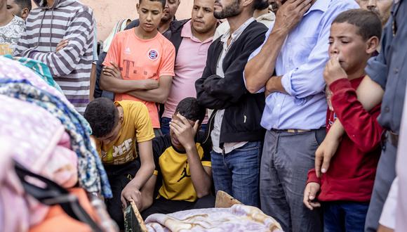 La gente llora frente al cuerpo de una víctima mortal del terremoto en Moulay Brahim, provincia de Al Haouz, el 9 de septiembre de 2023. (Foto de FADEL SENNA / AFP).