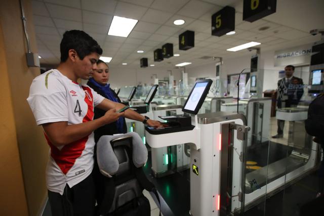 Hoy se activaron doce nuevas puertas electrónicas (e-gates) en el aeropuerto internacional Jorge Chávez para agilizar el control migratorio (Fotos: Juan Ponce)