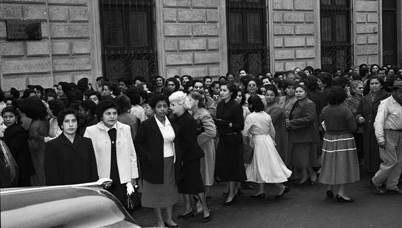 Lima, 17 de junio de 1956. Esa vez se realizaron las primeras elecciones generales para elegir al presidente del Perú con el voto de las mujeres peruanas. Su participación fue masiva. (Foto: GEC Archivo Histórico)