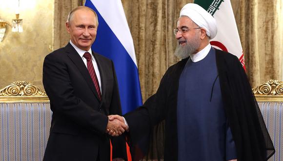 Vladimir Putin saluda al presidente de Irán Hassan Rohani. (AFP).