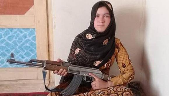 Los afganos han inundado las redes sociales para alabar a la joven y una foto de Qamar Gul, con un pañuelo en la cabeza y sosteniendo un AK-47, ha sido ampliamente compartida.