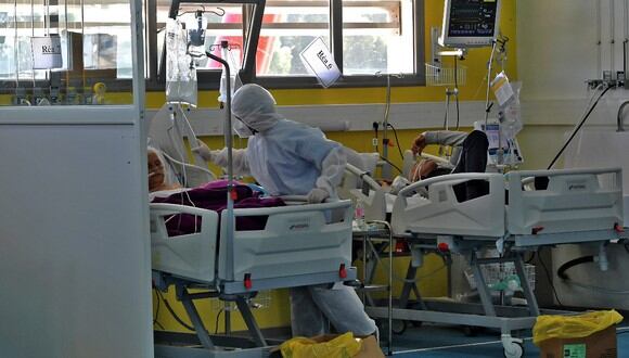 Se casan en la UCI del hospital minutos antes de ser intubados por coronavirus. (Foto: Referencial / AFP - Fethi Belaid)